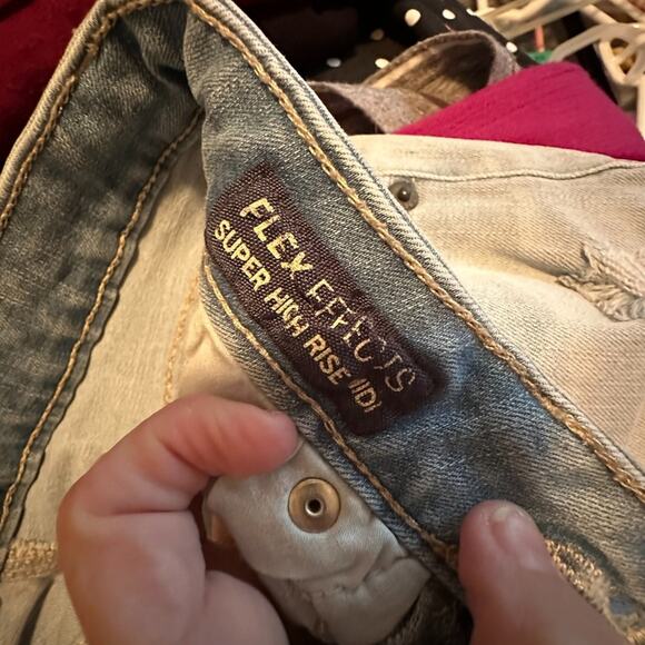 AEROPOSTALE RIPPED/ DISTRESSED FLEX EFFECTS SUPER HIGH WAISTED JEAN SHORTS Size2 - Picture 8 of 8